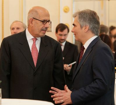 Am 3. November 2010 lud Bundeskanzler Werner Faymann (r.) anl&auml;sslich des diesj&auml;hrigen Wiener Nobelpreistr&auml;gerseminars zu einem Empfang ins Bundeskanzleramt. Der Empfang fand unter Beisein der mit dem Friedensnobelpreis ausgezeichneten Mohamed ElBaradei (l.) - 2005, Jos&eacute; Ramos-Horta - 1996, Melissa Fleming, als Vertreterin des Hohen Fl&uuml;chtlingskommissars der Vereinten Nationen - 1954 und 1981, des internationalen Pr&auml;sidenten von M&eacute;decins Sans Frontičres - 1999, Unni Karunakara sowie dem Pr&auml;sidenten des Vereins des Wiener Nobelpreistr&auml;gerseminars Helmuth H&uuml;ffel statt.