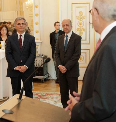 Am 3. November 2010 lud Bundeskanzler Werner Faymann (l.) anl&auml;sslich des diesj&auml;hrigen Wiener Nobelpreistr&auml;gerseminars zu einem Empfang ins Bundeskanzleramt. Der Empfang fand unter Beisein der mit dem Friedensnobelpreis ausgezeichneten Mohamed ElBaradei (r.) - 2005, Jos&eacute; Ramos-Horta - 1996, Melissa Fleming, als Vertreterin des Hohen Fl&uuml;chtlingskommissars der Vereinten Nationen - 1954 und 1981, des internationalen Pr&auml;sidenten von M&eacute;decins Sans Frontičres - 1999, Unni Karunakara sowie dem Pr&auml;sidenten des Vereins des Wiener Nobelpreistr&auml;gerseminars Helmuth H&uuml;ffel (m.) statt.