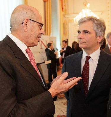 Am 3. November 2010 lud Bundeskanzler Werner Faymann (r.) anl&auml;sslich des diesj&auml;hrigen Wiener Nobelpreistr&auml;gerseminars zu einem Empfang ins Bundeskanzleramt. Der Empfang fand unter Beisein der mit dem Friedensnobelpreis ausgezeichneten Mohamed ElBaradei (l.) - 2005, Jos&eacute; Ramos-Horta - 1996, Melissa Fleming, als Vertreterin des Hohen Fl&uuml;chtlingskommissars der Vereinten Nationen - 1954 und 1981, des internationalen Pr&auml;sidenten von M&eacute;decins Sans Frontičres - 1999, Unni Karunakara sowie dem Pr&auml;sidenten des Vereins des Wiener Nobelpreistr&auml;gerseminars Helmuth H&uuml;ffel statt.