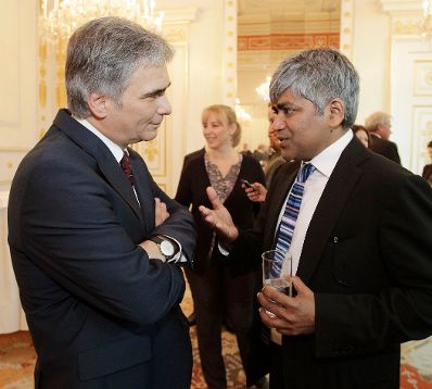 Am 3. November 2010 lud Bundeskanzler Werner Faymann (l.) anl&auml;sslich des diesj&auml;hrigen Wiener Nobelpreistr&auml;gerseminars zu einem Empfang ins Bundeskanzleramt. Der Empfang fand unter Beisein der mit dem Friedensnobelpreis ausgezeichneten Mohamed ElBaradei - 2005, Jos&eacute; Ramos-Horta - 1996, Melissa Fleming, als Vertreterin des Hohen Fl&uuml;chtlingskommissars der Vereinten Nationen - 1954 und 1981, des internationalen Pr&auml;sidenten von M&eacute;decins Sans Frontičres - 1999, Unni Karunakara (r.) sowie dem Pr&auml;sidenten des Vereins des Wiener Nobelpreistr&auml;gerseminars Helmuth H&uuml;ffel statt.