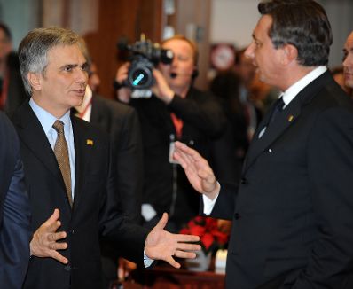 Donnerstag, den 16. Dezember 2010 fand in Br&uuml;ssel, Belgien die Sitzung des Europ&auml;ischen Rates der EU-Staats- und Regierungschefs statt. Im Bild Bundeskanzler Werner Faymann (L) mit Sloweniens Premierminister Borut Pahor (R).