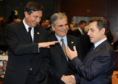 Donnerstag, den 16. Dezember 2010 fand in Br&uuml;ssel, Belgien die Sitzung des Europ&auml;ischen Rates der EU-Staats- und Regierungschefs statt. Im Bild Bundeskanzler Werner Faymann (M) mit Sloweniens Premierminister Borut Pahor (L) und Frankreichs Staatspr&auml;sident Nicolas Sarkozy (R).