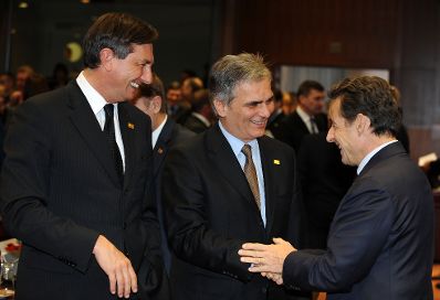 Donnerstag, den 16. Dezember 2010 fand in Br&uuml;ssel, Belgien die Sitzung des Europ&auml;ischen Rates der EU-Staats- und Regierungschefs statt. Im Bild Bundeskanzler Werner Faymann (M) mit Sloweniens Premierminister Borut Pahor (L) und Frankreichs Staatspr&auml;sident Nicolas Sarkozy (R).