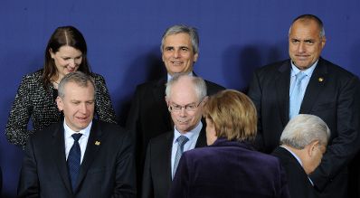 Donnerstag, den 16. Dezember 2010 fand in Br&uuml;ssel, Belgien die Sitzung des Europ&auml;ischen Rates der EU-Staats- und Regierungschefs statt. Im Bild (2.Reihe v.L.n.R.) Finnlands Premierministerin Mari Kiviniemi, &Ouml;sterreichs Bundeskanzler Werner Faymann, Bulgariens Premierminister Bojko Borissow. (1.Reihe v.L.n.R.) Begiens Premierminister Yves Leterme, EU-Ratspr&auml;sident Herman van Rompuy, Deutschlands Bundeskanzlerin Angela Merkel beim Familienfoto.