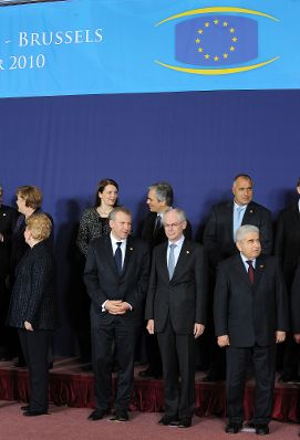 Donnerstag, den 16. Dezember 2010 fand in Br&uuml;ssel, Belgien die Sitzung des Europ&auml;ischen Rates der EU-Staats- und Regierungschefs statt. Im Bild (2.Reihe v.L.n.R.) Deutschlands Bundeskanzlerin Angela Merkel, Finnlands Premierministerin Mari Kiviniemi, &Ouml;sterreichs Bundeskanzler Werner Faymann, Bulgariens Premierminister Bojko Borissow. (1.Reihe v.L.n.R.) Litauens Staatspr&auml;sidentin Dalia Grybauskaite, Begiens Premierminister Yves Leterme, EU-Ratspr&auml;sident Herman van Rompuy, Cyperns Staatspr&auml;sident Demitris Christofias beim Familienfoto.
