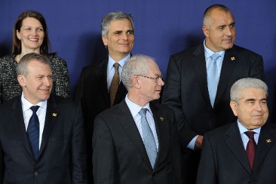 Donnerstag, den 16. Dezember 2010 fand in Br&uuml;ssel, Belgien die Sitzung des Europ&auml;ischen Rates der EU-Staats- und Regierungschefs statt. Im Bild (2.Reihe v.L.n.R.) Finnlands Premierministerin Mari Kiviniemi, &Ouml;sterreichs Bundeskanzler Werner Faymann, Bulgariens Premierminister Bojko Borissow. (1.Reihe v.L.n.R.) Begiens Premierminister Yves Leterme, EU-Ratspr&auml;sident Herman van Rompuy, Cyperns Staatspr&auml;sident Demitris Christofias beim Familienfoto.