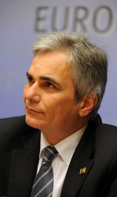Freitag, den 17. Dezember 2010 fand in Br&uuml;ssel, Belgien die Sitzung des Europ&auml;ischen Rates der EU-Staats- und Regierungschefs statt. Im Bild Bundeskanzler Werner Faymann bei der Pressekonferenz.
