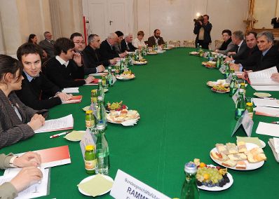 Im Zuge der aktuellen Budgetdiskussion lud Bundeskanzler Werner Faymann Vertreterinnen und Vertreter von Familien- und Jugendverb&auml;nden am 19. November 2010 zu einem Gespr&auml;ch ins Bundeskanzleramt ein.