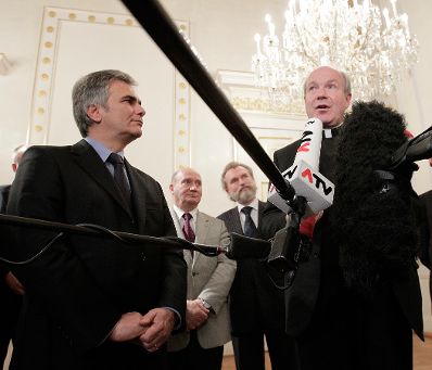 Im Zuge der aktuellen Budgetdiskussion lud der Bundeskanzler die Vertreter der in &Ouml;sterreich anerkannten Religionsgemeinschaften am 5. November 2010 zu einem Gespr&auml;ch ins Bundeskanzleramt ein. Im Bild (v.l.n.r.) Bundeskanzler Werner Faymann, Anas Schakfeh (Islamische Glaubensgemeinschaft), Walter Hessler (Neuapostolische Kirche) und Christoph Sch&ouml;nborn (R&ouml;misch-Katholische Kirche).