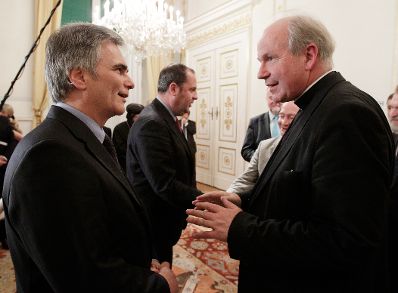Im Zuge der aktuellen Budgetdiskussion lud der Bundeskanzler die Vertreter der in &Ouml;sterreich anerkannten Religionsgemeinschaften am 5. November 2010 zu einem Gespr&auml;ch ins Bundeskanzleramt ein. Im Bild Bundeskanzler Werner Faymann (l.) und Christoph Sch&ouml;nborn (R&ouml;misch-Katholische Kirche) im Gespr&auml;ch nach den Pressestaitments.