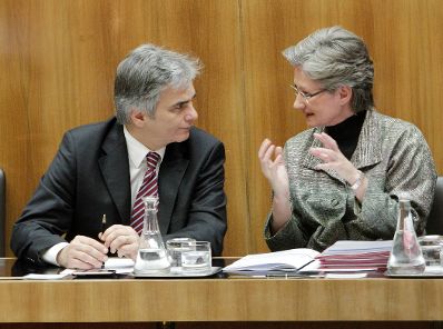 Am 30. November 2010 traf sich die &ouml;sterreichische Bundesregierung im Parlament um den Haushalt f&uuml;r 2011 offiziell zu beschlie&szlig;en. Im Bild Bundeskanzler Werner Faymann mit Unterrichtsministerin Claudia Schmied.