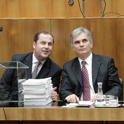 Am 30. November 2010 traf sich die &ouml;sterreichische Bundesregierung im Parlament um den Haushalt f&uuml;r 2011 offiziell zu beschlie&szlig;en. Im Bild Bundeskanzler Werner Faymann (r.) mit Finanzminister Josef Pr&ouml;ll (l.).