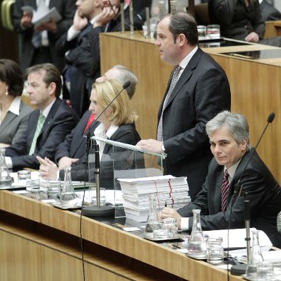 Am 30. November 2010 traf sich die &ouml;sterreichische Bundesregierung im Parlament um den Haushalt f&uuml;r 2011 offiziell zu beschlie&szlig;en. Bildmitte Finanzminister Josef Pr&ouml;ll bei seiner anschlie&szlig;enden Budgetrede.