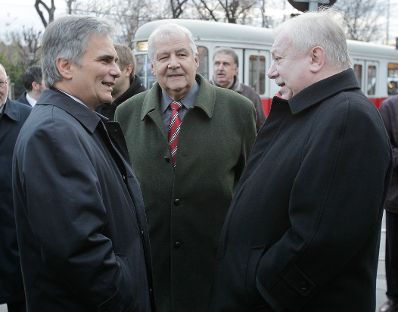 Am 12. November 2010 legte (l.) Bundeskanzler Werner Faymann anl&auml;sslich der Ausrufung der Ersten Republik am 12. November 1918 beim Denkmal der Republik einen Kranz nieder. Bildmitte Rudolf Edlinger, (r.) B&uuml;rgermeister von Wien Michael H&auml;upl.