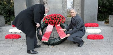 Am 12. November 2010 legte Bundeskanzler Werner Faymann anl&auml;sslich der Ausrufung der Ersten Republik am 12. November 1918 beim Denkmal der Republik einen Kranz nieder.