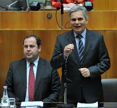Mittwoch, den 19. Mai 2010 fand im Parlament in Wien die Debatte zur Er&ouml;rterung der Frage der Stabilisierung der gemeinsamen europ&auml;ischen W&auml;hrung und den Lehren aus der Griechenland-Krise statt. Im Bild Bundeskanzler Werner Faymann (R) bei seiner Rede und Finanzminister Josef Pr&ouml;ll (L).
