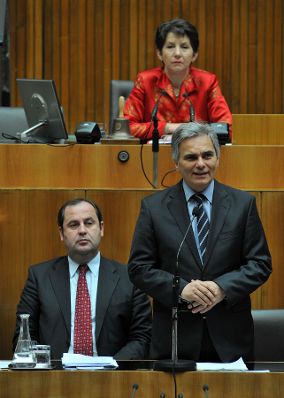 Mittwoch, den 19. Mai 2010 fand im Parlament in Wien die Debatte zur Er&ouml;rterung der Frage der Stabilisierung der gemeinsamen europ&auml;ischen W&auml;hrung und den Lehren aus der Griechenland-Krise statt. Im Bild Bundeskanzler Werner Faymann (R) bei seiner Rede, Finanzminister Josef Pr&ouml;ll (L) und Nationalratspr&auml;sidentin Barbara Prammer (Hinten).