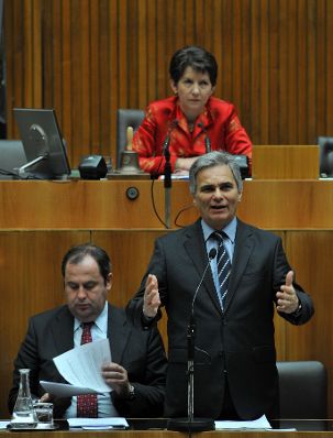 Mittwoch, den 19. Mai 2010 fand im Parlament in Wien die Debatte zur Er&ouml;rterung der Frage der Stabilisierung der gemeinsamen europ&auml;ischen W&auml;hrung und den Lehren aus der Griechenland-Krise statt. Im Bild Bundeskanzler Werner Faymann (R) bei seiner Rede, Finanzminister Josef Pr&ouml;ll (L) und Nationalratspr&auml;sidentin Barbara Prammer (Hinten).