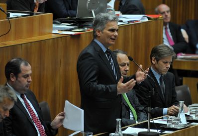 Mittwoch, den 19. Mai 2010 fand im Parlament in Wien die Debatte zur Er&ouml;rterung der Frage der Stabilisierung der gemeinsamen europ&auml;ischen W&auml;hrung und den Lehren aus der Griechenland-Krise statt. Im Bild (v.L.n.R.) Finanzminister Josef Pr&ouml;ll, Bundeskanzler Werner Faymann bei seiner Rede, Finanzstaatssekret&auml;r Andreas Schieder und Staatssekret&auml;r Josef Ostermayer.