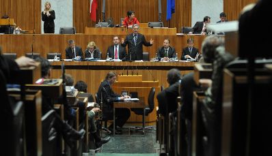 Mittwoch, den 19. Mai 2010 fand im Parlament in Wien die Debatte zur Er&ouml;rterung der Frage der Stabilisierung der gemeinsamen europ&auml;ischen W&auml;hrung und den Lehren aus der Griechenland-Krise statt. Im Bild (v.L.n.R.) Finanzstaatssekret&auml;r Reinhold Lopatka, Innenministerin Maria Fekter, Finanzminister Josef Pr&ouml;ll, Bundeskanzler Werner Faymann bei seiner Rede, Finanzstaatssekret&auml;r Andreas Schieder und Staatssekret&auml;r Josef Ostermayer. Im Hintergrund Nationalratspr&auml;sidentin Barbara Prammer.