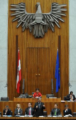 Mittwoch, den 19. Mai 2010 fand im Parlament in Wien die Debatte zur Er&ouml;rterung der Frage der Stabilisierung der gemeinsamen europ&auml;ischen W&auml;hrung und den Lehren aus der Griechenland-Krise statt. Im Bild (v.L.n.R.) Finanzstaatssekret&auml;r Reinhold Lopatka, Innenministerin Maria Fekter, Finanzminister Josef Pr&ouml;ll, Bundeskanzler Werner Faymann bei seiner Rede, Finanzstaatssekret&auml;r Andreas Schieder und Staatssekret&auml;r Josef Ostermayer. Im Hintergrund Nationalratspr&auml;sidentin Barbara Prammer.