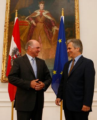 Anl&auml;sslich der Vorsitz&uuml;bernahme des Bundeslandes Nieder&ouml;sterreich in der Landeshauptleute-Konferenz empfing am 13. Juli 2010 Bundeskanzler Werner Faymann (r.) den Landeshauptmann von Nieder&ouml;sterreich Erwin Pr&ouml;ll zu einem Vieraugengespr&auml;ch im Bundeskanzleramt.