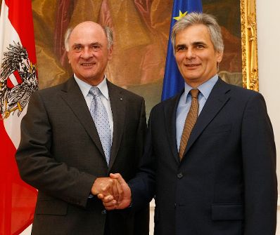 Anl&auml;sslich der Vorsitz&uuml;bernahme des Bundeslandes Nieder&ouml;sterreich in der Landeshauptleute-Konferenz empfing am 13. Juli 2010 Bundeskanzler Werner Faymann (r.) den Landeshauptmann von Nieder&ouml;sterreich Erwin Pr&ouml;ll zu einem Vieraugengespr&auml;ch im Bundeskanzleramt.