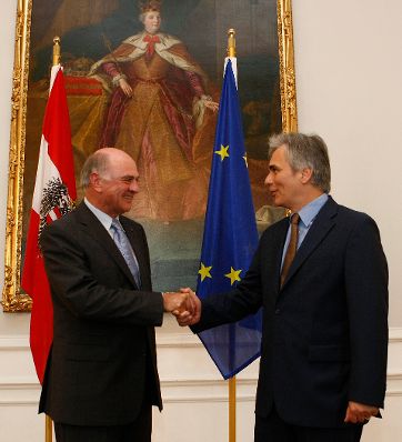 Anl&auml;sslich der Vorsitz&uuml;bernahme des Bundeslandes Nieder&ouml;sterreich in der Landeshauptleute-Konferenz empfing am 13. Juli 2010 Bundeskanzler Werner Faymann (r.) den Landeshauptmann von Nieder&ouml;sterreich Erwin Pr&ouml;ll zu einem Vieraugengespr&auml;ch im Bundeskanzleramt.