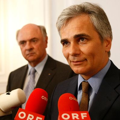 Anl&auml;sslich der Vorsitz&uuml;bernahme des Bundeslandes Nieder&ouml;sterreich in der Landeshauptleute-Konferenz empfing am 13. Juli 2010 Bundeskanzler Werner Faymann den Landeshauptmann von Nieder&ouml;sterreich Erwin Pr&ouml;ll zu einem Vieraugengespr&auml;ch im Bundeskanzleramt. Im Bild Bundeskanzler (r.) und Landeshauptmann (l.) beim anschlie&szlig;enden Pressestatement.