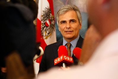 Anl&auml;sslich der Vorsitz&uuml;bernahme des Bundeslandes Nieder&ouml;sterreich in der Landeshauptleute-Konferenz empfing am 13. Juli 2010 Bundeskanzler Werner Faymann den Landeshauptmann von Nieder&ouml;sterreich Erwin Pr&ouml;ll zu einem Vieraugengespr&auml;ch im Bundeskanzleramt. Im Bild der Bundeskanzler beim anschlie&szlig;enden Pressestatement.