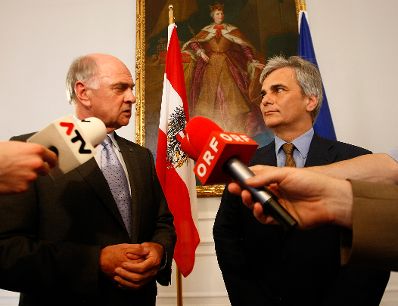 Anl&auml;sslich der Vorsitz&uuml;bernahme des Bundeslandes Nieder&ouml;sterreich in der Landeshauptleute-Konferenz empfing am 13. Juli 2010 Bundeskanzler Werner Faymann den Landeshauptmann von Nieder&ouml;sterreich Erwin Pr&ouml;ll zu einem Vieraugengespr&auml;ch im Bundeskanzleramt. Im Bild Bundeskanzler (r.) und Landeshauptmann (l.) beim anschlie&szlig;enden Pressestatement.