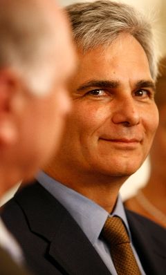 Anl&auml;sslich der Vorsitz&uuml;bernahme des Bundeslandes Nieder&ouml;sterreich in der Landeshauptleute-Konferenz empfing am 13. Juli 2010 Bundeskanzler Werner Faymann den Landeshauptmann von Nieder&ouml;sterreich Erwin Pr&ouml;ll zu einem Vieraugengespr&auml;ch im Bundeskanzleramt. Im Bild Bundeskanzler (r.) und Landeshauptmann (l.) beim anschlie&szlig;enden Pressestatement.