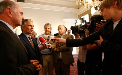 Anl&auml;sslich der Vorsitz&uuml;bernahme des Bundeslandes Nieder&ouml;sterreich in der Landeshauptleute-Konferenz empfing am 13. Juli 2010 Bundeskanzler Werner Faymann den Landeshauptmann von Nieder&ouml;sterreich Erwin Pr&ouml;ll zu einem Vieraugengespr&auml;ch im Bundeskanzleramt. Im Bild Bundeskanzler (2-l.) und Landeshauptmann (l.) beim anschlie&szlig;enden Pressestatement.