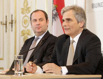 Bundeskanzler Werner Faymann (r.) und Finanzminister Josef Pr&ouml;ll (l.) beim Pressefoyer nach dem Ministerrat am 14. Dezember 2010 im Bundeskanzleramt.