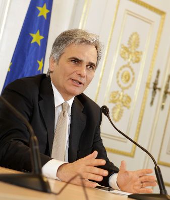 Bundeskanzler Werner Faymann beim Pressefoyer nach dem Ministerrat am 14. Dezember 2010 im Bundeskanzleramt.