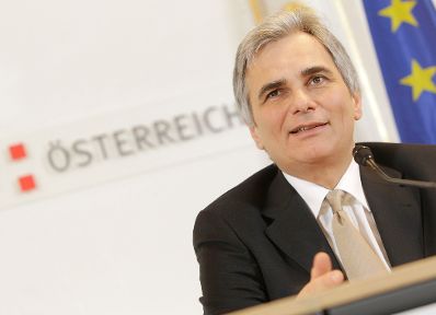 Bundeskanzler Werner Faymann beim Pressefoyer nach dem Ministerrat am 14. Dezember 2010 im Bundeskanzleramt.