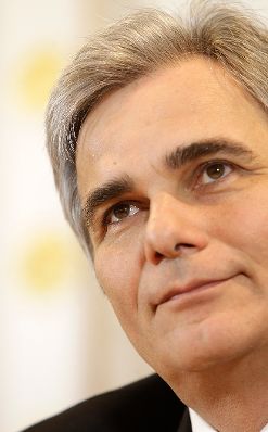 Bundeskanzler Werner Faymann beim Pressefoyer nach dem Ministerrat am 14. Dezember 2010 im Bundeskanzleramt.