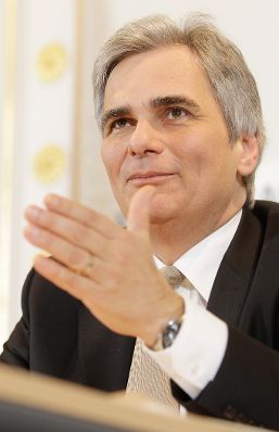 Bundeskanzler Werner Faymann beim Pressefoyer nach dem Ministerrat am 14. Dezember 2010 im Bundeskanzleramt.