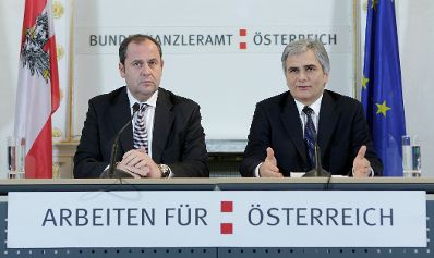 Bundeskanzler Werner Faymann (r.) und Finanzminister Josef Pr&ouml;ll (l.) beim Pressefoyer nach dem Ministerrat am 23. November 2010 im Bundeskanzleramt.