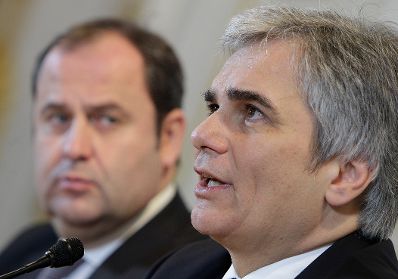 Bundeskanzler Werner Faymann (r.) und Finanzminister Josef Pr&ouml;ll (l.) beim Pressefoyer nach dem Ministerrat am 23. November 2010 im Bundeskanzleramt.