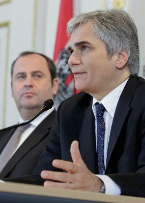 Bundeskanzler Werner Faymann (r.) und Finanzminister Josef Pr&ouml;ll (l.) beim Pressefoyer nach dem Ministerrat am 23. November 2010 im Bundeskanzleramt.
