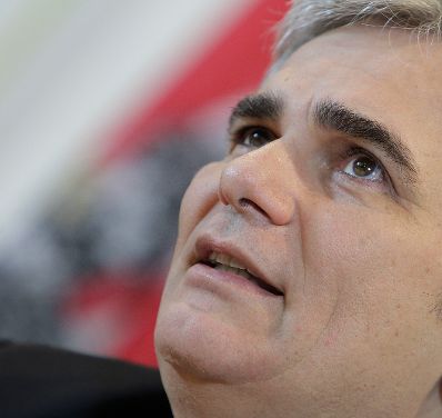 Bundeskanzler Werner Faymann beim Pressefoyer nach dem Ministerrat am 23. November 2010 im Bundeskanzleramt.