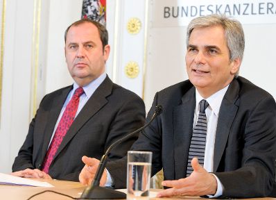 Bundeskanzler Werner Faymann (r.) und Finanzminister Josef Pr&ouml;ll (l.) beim Pressefoyer nach dem Ministerrat am 16. November 2010 im Bundeskanzleramt.
