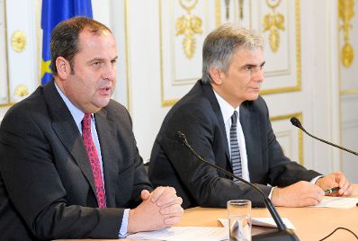 Bundeskanzler Werner Faymann (r.) und Finanzminister Josef Pr&ouml;ll (l.) beim Pressefoyer nach dem Ministerrat am 16. November 2010 im Bundeskanzleramt.