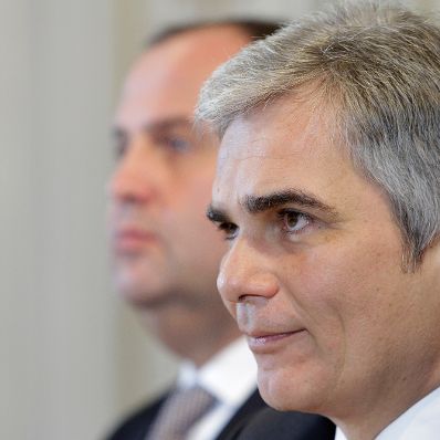 Bundeskanzler Werner Faymann (r.) und Finanzminister Josef Pr&ouml;ll (l.) beim Pressefoyer nach dem Ministerrat am 9. November 2010 im Bundeskanzleramt.
