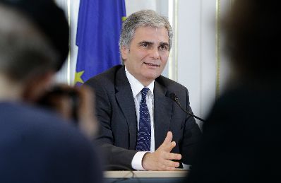 Bundeskanzler Werner Faymann beim Pressefoyer nach dem Ministerrat am 9. November 2010 im Bundeskanzleramt.