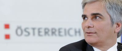 Bundeskanzler Werner Faymann beim Pressefoyer nach dem Ministerrat am 9. November 2010 im Bundeskanzleramt.
