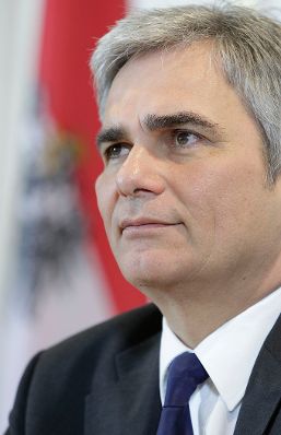 Bundeskanzler Werner Faymann beim Pressefoyer nach dem Ministerrat am 2. November 2010 im Bundeskanzleramt.