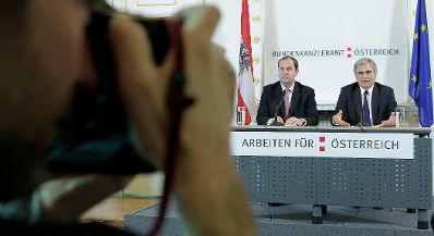 Bundeskanzler Werner Faymann (r.) und Finanzminister Josef Pr&ouml;ll (l.) beim Pressefoyer nach dem Ministerrat am 2. November 2010 im Bundeskanzleramt.