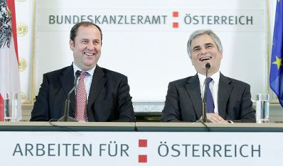 Bundeskanzler Werner Faymann (r.) und Finanzminister Josef Pr&ouml;ll (l.) beim Pressefoyer nach dem Ministerrat am 2. November 2010 im Bundeskanzleramt.